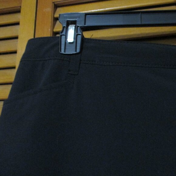 Riders by Lee black skort with pockets, zip up, some stretch size 18 - Picture 4 of 7